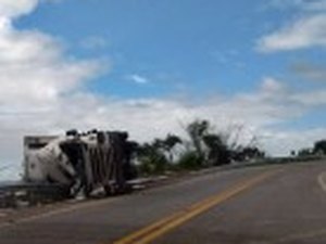 Caminhão com frios tomba na Grande Maceió e carga de frios é saqueada 