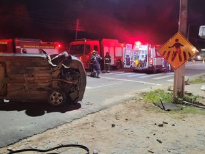 Duas pessoas morrem após carro colidir contra poste na AL-101 Norte, em Maceió