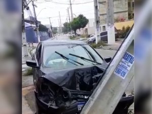 Motorista colide violentamente contra poste no Conjunto José Tenório