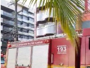 Incêndio atinge restaurante Beach Prime e 15 bombeiros controlaram as chamas, em Maceió