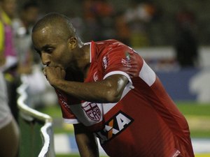 Contra o Sampaio Corrêa, Willians Santana vai cumprir suspensão e desfalca o CRB
