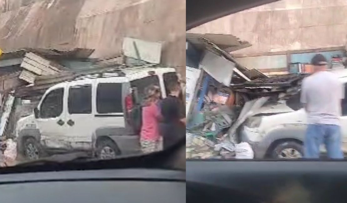 [Vídeo] Após batida, carro invade e destrói banca de livros no Centro de Maceió