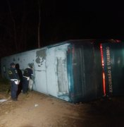 Ônibus com romeiros capota e deixa mortos e feridos no Ceará