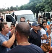 Luciano Huck chega em Alagoas para entregar casa em Olho D'Água do Casado