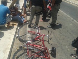 Moto colide em bicicleta no bairro Cacimbas em Arapiraca