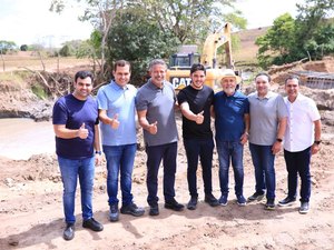 Ao lado de Arthur Lira, Charles Pacheco inspeciona obra da rodovia que ligará São Sebastião a Feira Grande