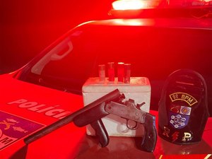 Homem é preso com espingarda dentro do carro no município de Delmiro Gouveia