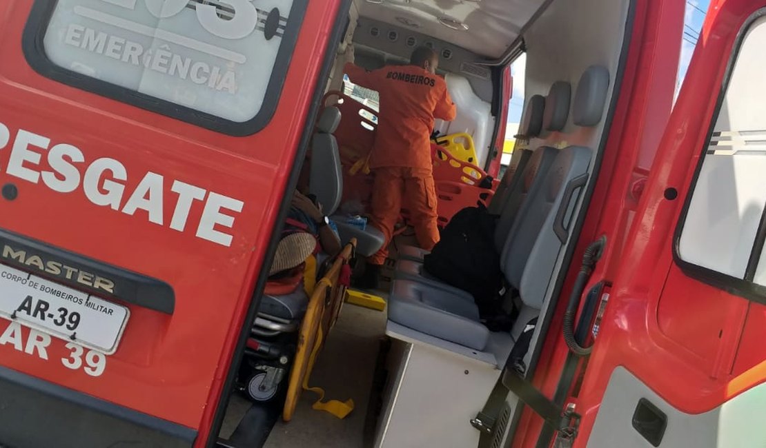 Acidente entre carros deixa duas pessoas feridas em Maceió