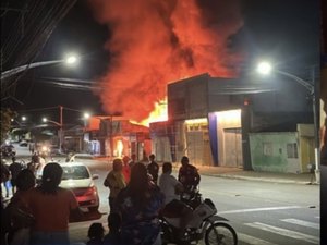 Incêndio de grandes proporções atinge mercado e mobiliza Bombeiros no centro de Cacimbinhas