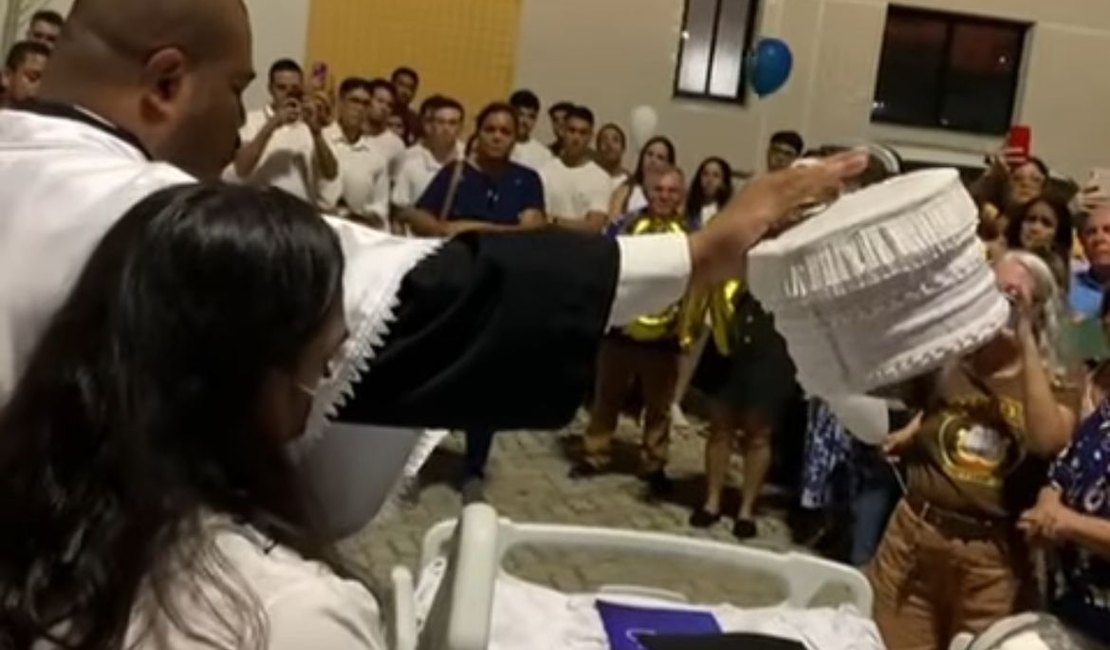 [Vídeo] Jovem com tumor recebe diploma de medicina em estacionamento