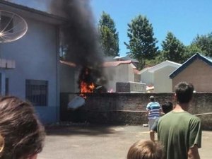 Avião de pequeno porte cai em cemitério no PR