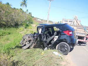 Motorista fica preso às ferragens após colisão frontal próximo à Praia de Burgalhal, em Maragogi