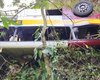 Retirada de ônibus que caiu na Serra da Barriga deve ser feita com guindastes