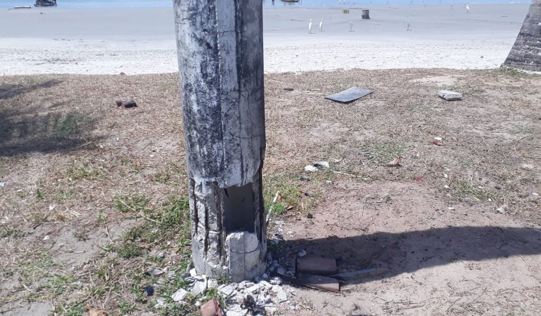 Em Maceió ,poste danificado na Orla do Jaraguá amedronta população