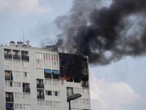 Garoto de 10 anos é indiciado na França após provocar incêndio que matou 4
