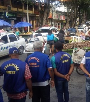 Operação retira ambulantes da Rua das Árvores, no Centro de Maceió