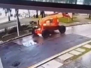 Trabalhador fica ferido após despencar de equipamento na orla da Ponta Verde