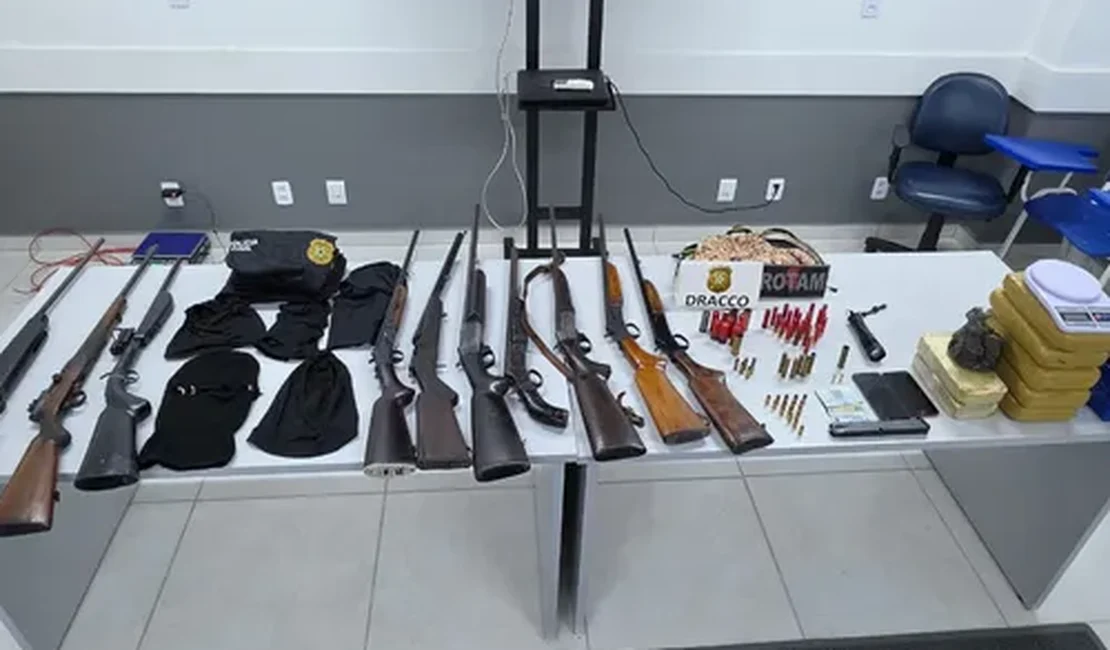 Operação apreende drogas, armas e fardamentos ligados ao Comando Vermelho