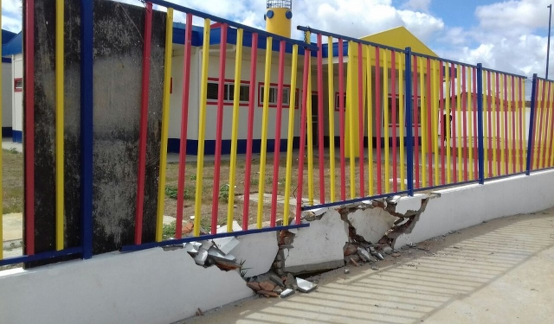 Condutor perde controle de carro e danifica creche