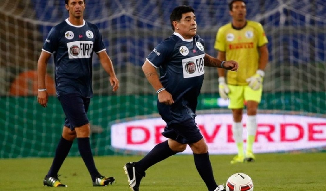 Maradona joga 90 minutos e rouba a cena em partida promovida pelo Papa