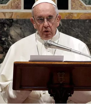 Papa Francisco compara a Hitler políticos que atacam homossexuais, judeus e ciganos