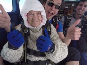 Mulher de 102 anos salta de paraquedas e bate recorde mundial