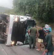 Carreta tomba na Ladeira do Catolé e deixa trânsito lento na região