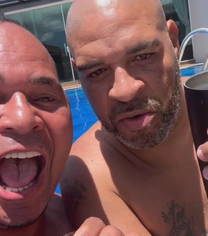 Adriano e Aloísio Chulapa postam vídeo descontraído enquanto curtem piscina em Maceió