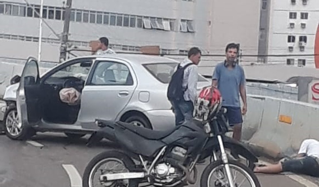 [Vídeo] Motorista invade contramão e provoca colisão no viaduto João Lyra