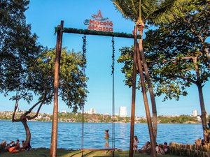 Orla lagunar ganha balanço gigante de madeira com 5 metros