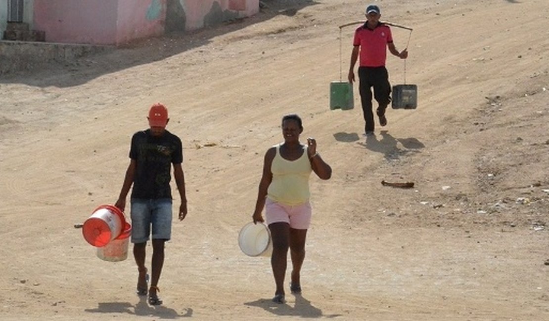 Como é a vida na cidade de Pernambuco sem água nas torneiras desde 2012