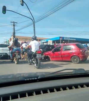 Motorista aparentemente embriagado causa acidente e foge em Arapiraca