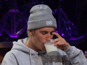 Justin Bieber quase vomita ao comer iogurte com formigas e escorpião 