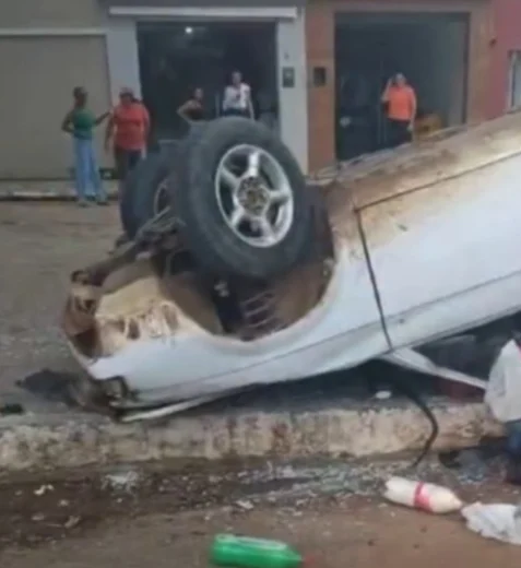 Carro capota em estrada da zona rural do município de Palmeira dos Índios