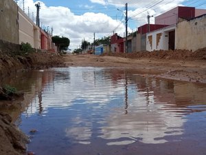Obras da Prefeitura danificam rede de abastecimento de água nos bairros de Arapiraca 