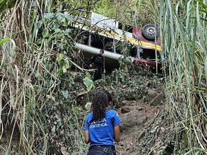 Polícia Científica aguarda retirada de ônibus do acidente na Serra da Barriga para nova perícia