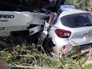 Colisão entre caminhão e taxi deixa quatro mortos em Olho d'Água das Flores