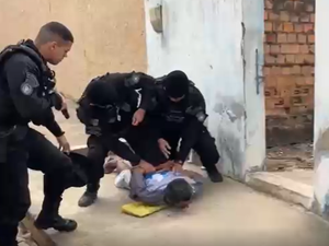 Suspeito de agredir companheira e raptar criança é preso enquanto concedia entrevista
