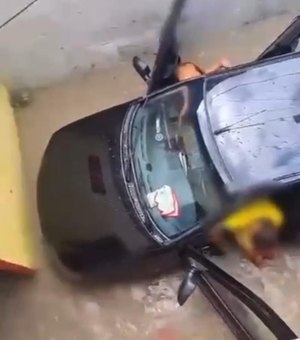 [Vídeo] Família desesperada tenta salvar carro alagado no bairro Forene