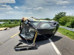 Carro de funerária capota e caixões com corpos são arremessados na pista
