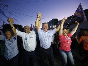 Ao lado de Célia e Rogério, Collor faz caminhada em Arapiraca
