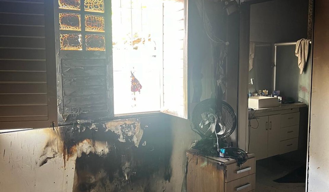 Casa pega fogo e mobiliza Corpo de Bombeiros no bairro Gruta de Lourdes, em Maceió