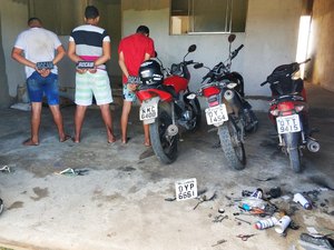 PM localiza desmanche, recupera motos roubadas e prende três suspeitos 