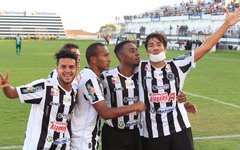Leandro Kivel comemora seu 5º gol no campeonato