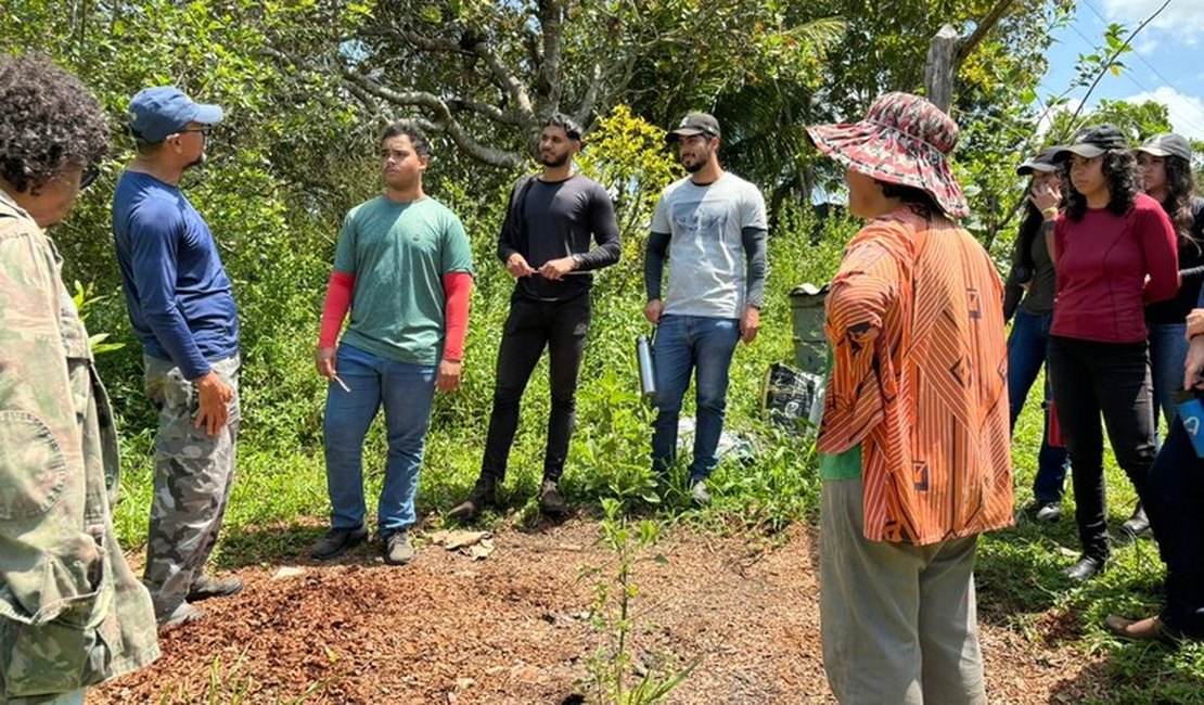 Estudantes de Agronomia participam de visita ao assentamento Flor do Bosque