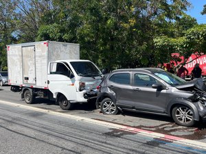 [Vídeo] Carro fica imprensado entre caminhões em engavetamento na Av. Fernandes Lima