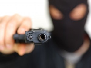 Criminoso armado assalta salão de beleza e rouba dinheiro e objetos