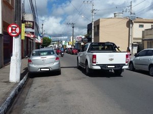 SMTT vai proibir estacionamento na Rua Esperidião Rodrigues no Centro de Arapiraca