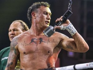 Popó nega agressão de filho a Wanderlei, mostra rosto machucado e diz que sofreu covardia: 'Quase me apagaram...'