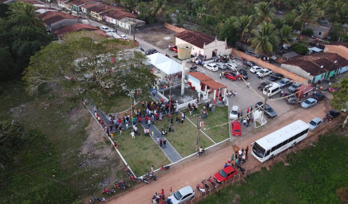 Praça é inaugurada no povoado Capela, em Penedo